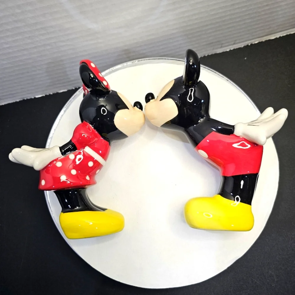 Mickey & Minnie Kissing Ceramic Salt & Pepper Shakers Kiss L👀K KISS DISNEY